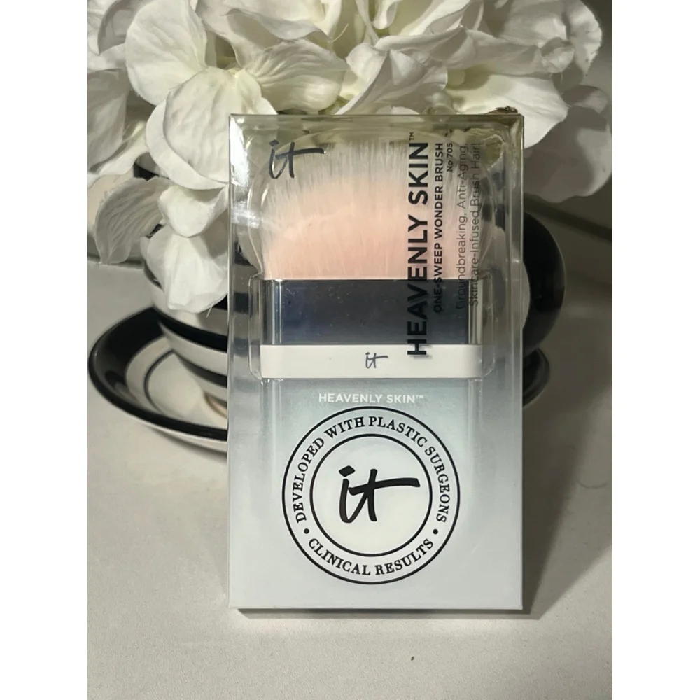 New It Cosmetics Heavenly Skin One-Sweep Wonder Brush No 705